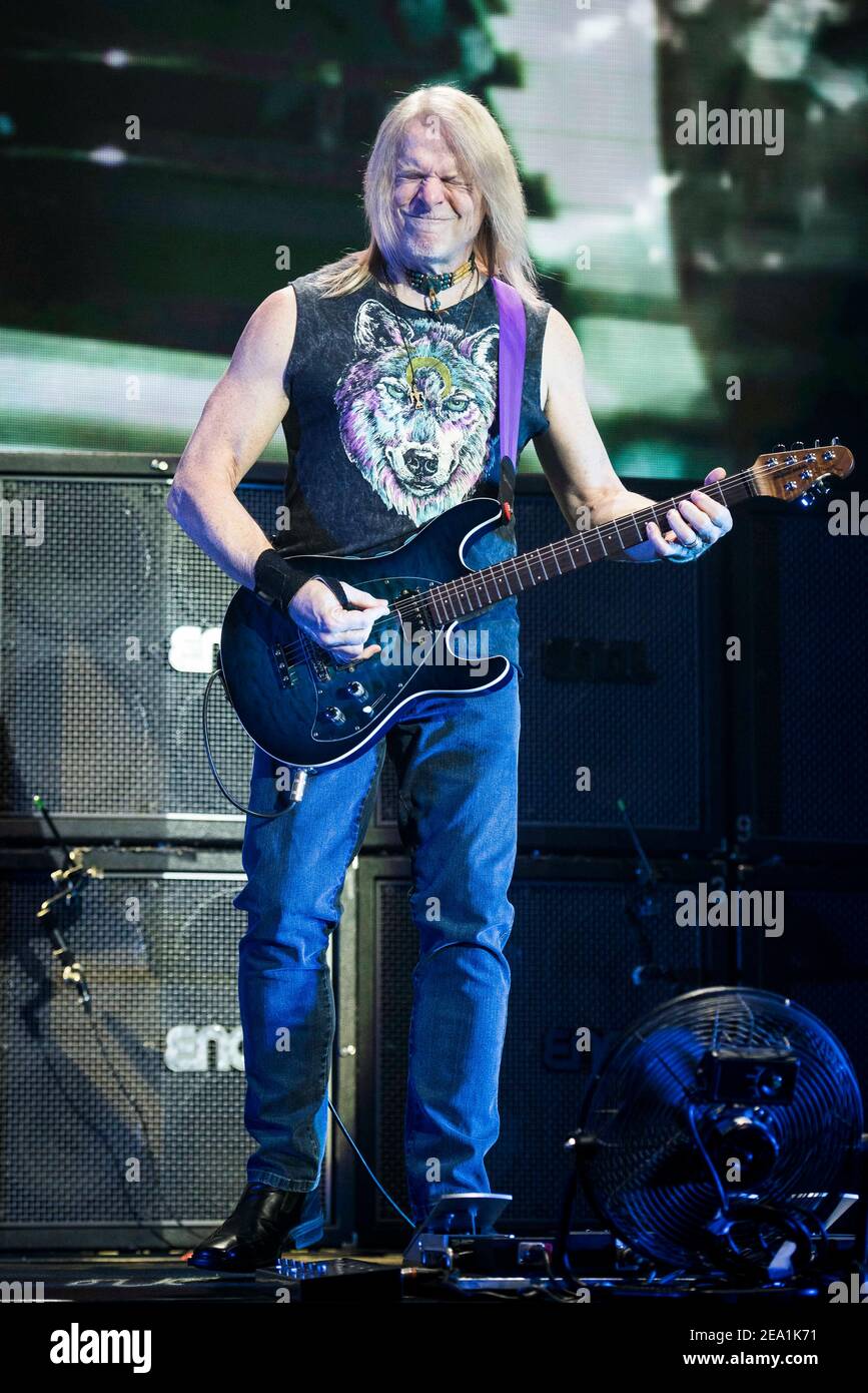 Steve Morse von Deep Purple spielt live auf der Bühne der O2 Arena Greenwich, London. Stockfoto