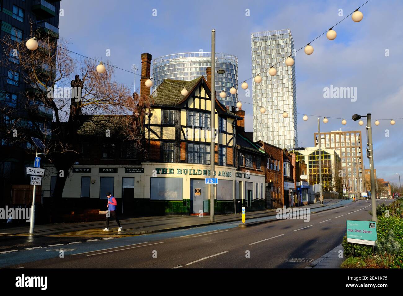 LONDON - 16th. JANUAR 2021: The Builders Arms Pub in der Stratford High Street, an Bord und geschlossen. Zukünftiger Standort des neuen PLP Stratford Hotels Stockfoto