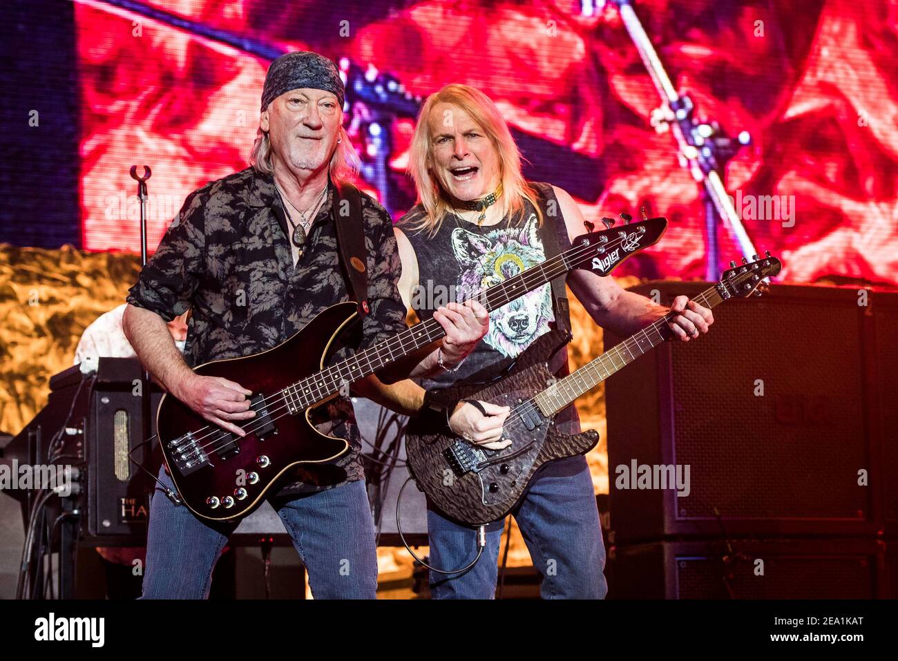 Roger Glover und Steve Morse von Deep Purple treten live auf der Bühne der O2 Arena Greenwich, London. Stockfoto