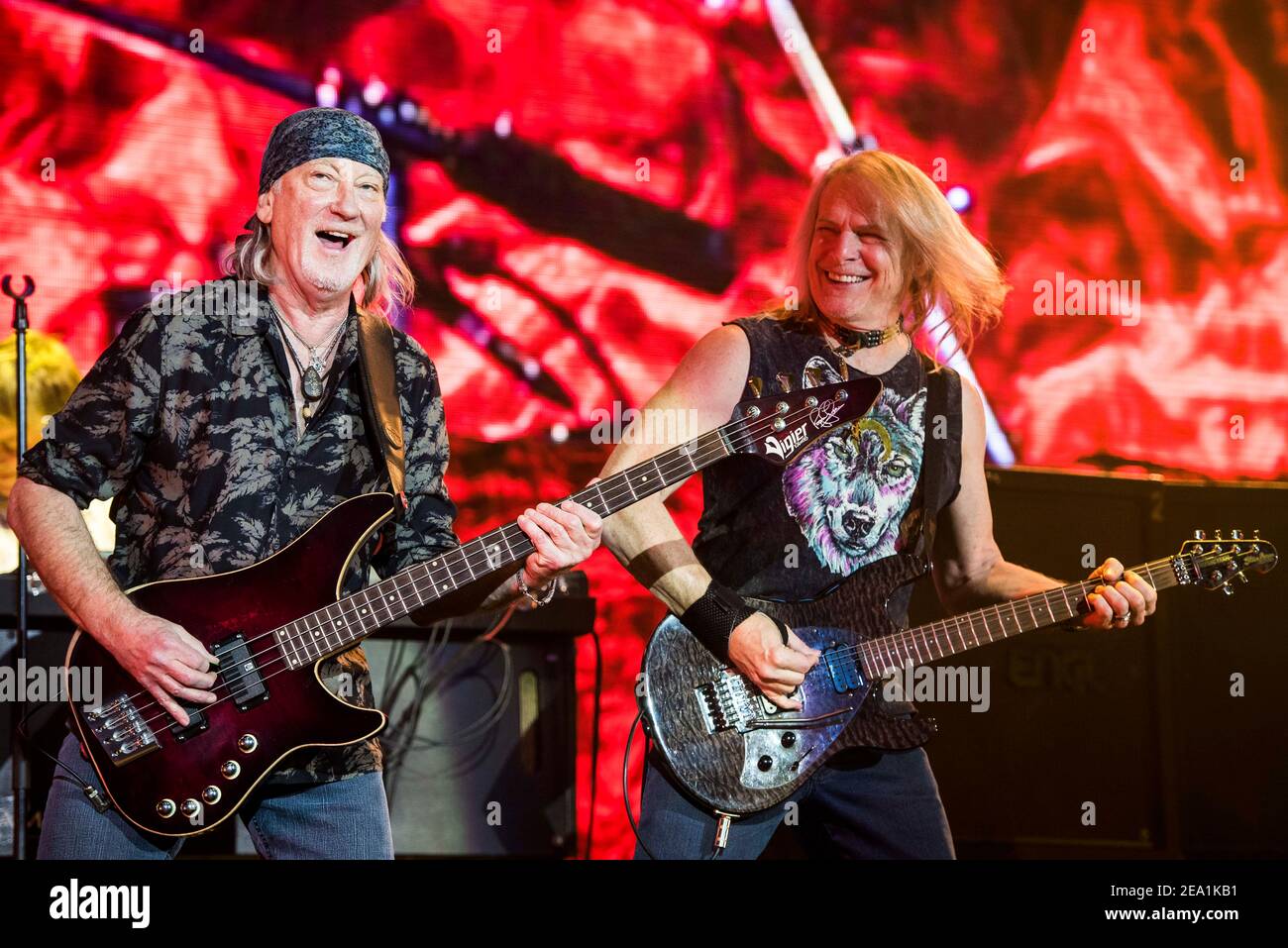 Roger Glover und Steve Morse von Deep Purple treten live auf der Bühne der O2 Arena Greenwich, London. Stockfoto