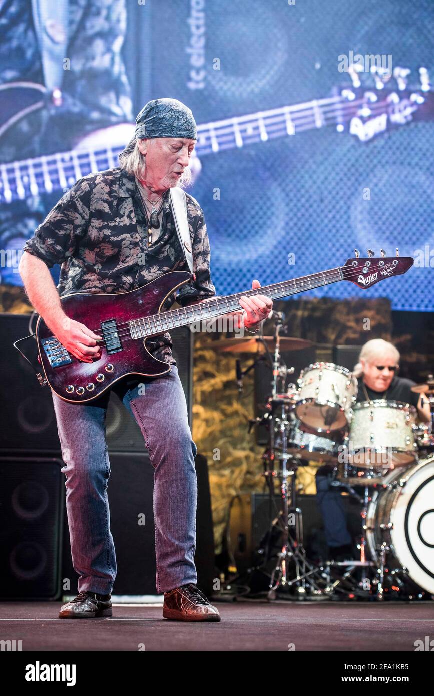 Roger Glover of Deep Purple spielt live auf der Bühne der O2 Arena Greenwich, London. Stockfoto