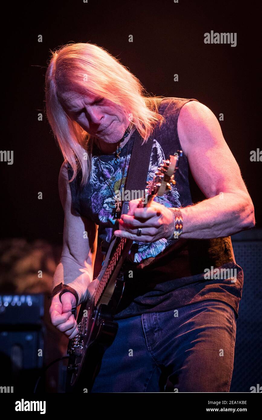 Steve Morse von Deep Purple spielt live auf der Bühne der O2 Arena Greenwich, London. Stockfoto