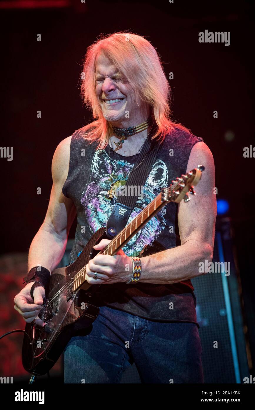 Steve Morse von Deep Purple spielt live auf der Bühne der O2 Arena Greenwich, London. Stockfoto