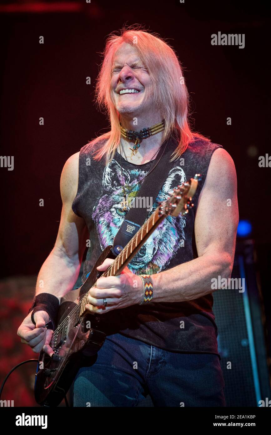 Steve Morse von Deep Purple spielt live auf der Bühne der O2 Arena Greenwich, London. Stockfoto