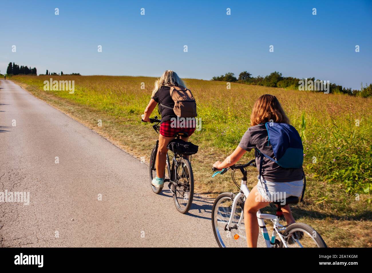 Mutter und Tochter Radfahrer auf der Landstraße von Strunjan, Slowenien Stockfoto