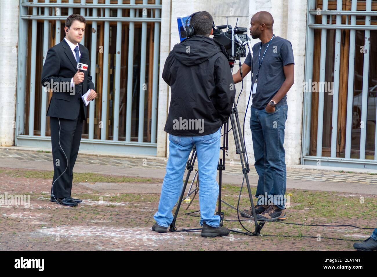 Ein TV-Nachrichtenreporter und TV-Crew von TV Globo Nachrichten außerhalb ausgestrahlt im Matarazzo Gebäude Rathaus von Sao Paulo in Brasilien. Globo ein Brasilianer Stockfoto