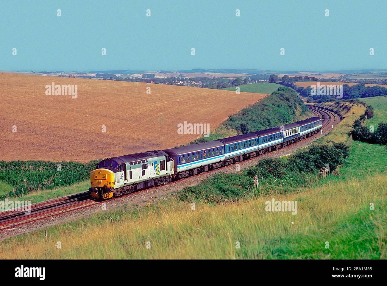 Diesel-Lokomotive der Baureihe 37 Nr. 37421, die am 1st. September 1993 in der Nähe des Bincombe-Tunnels Dienst der Regionalbahnen. Stockfoto