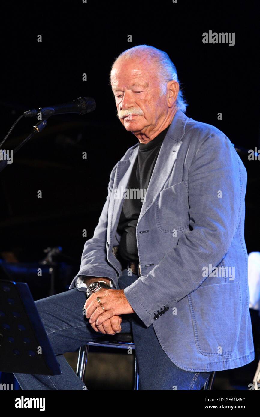 Cassino, Italia - 1 agosto 2009: L'esibizione di Gino Paoli al teatro romano Stockfoto