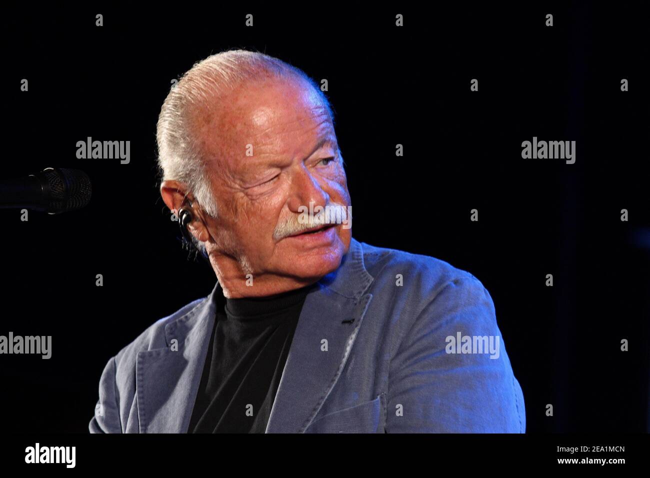 Cassino, Italia - 1 agosto 2009: L'esibizione di Gino Paoli al teatro romano Stockfoto