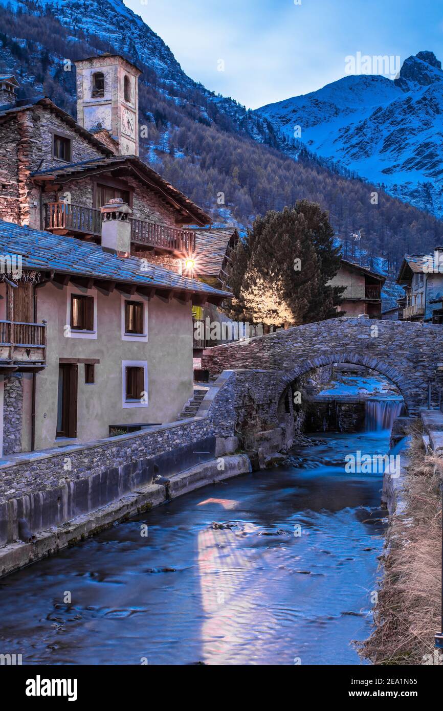 Chianale, im oberen Varaita-Tal, in der Provinz Cuneo, im südlichen Piemont, gilt als eines der schönsten Dörfer Italiens. Stockfoto