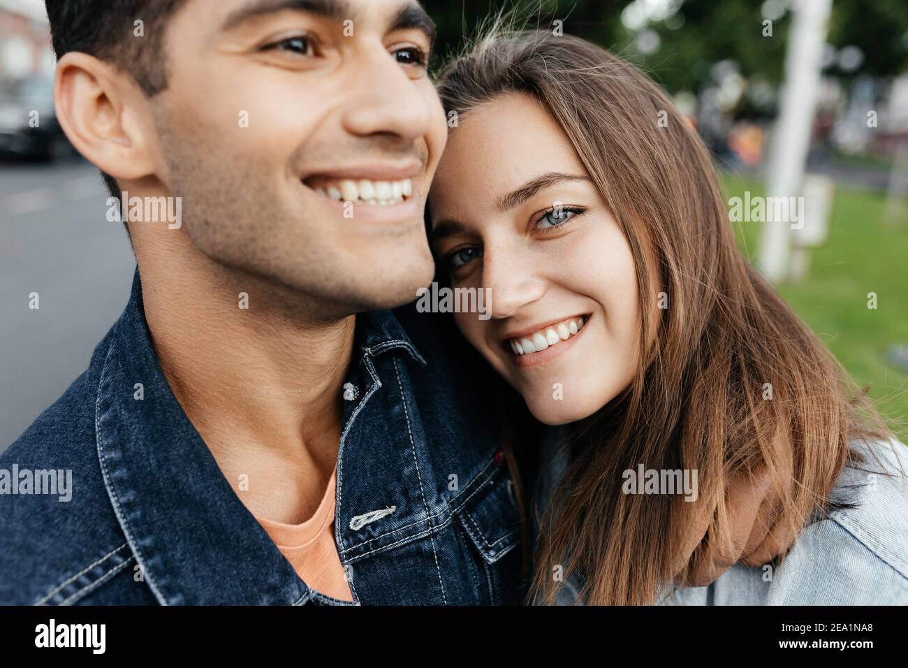 Schönes junges lächelndes Paar, das Zeit im Freien verbringt. Verliebte Paare in der Stadt. Urbane Liebesgeschichte Stockfoto