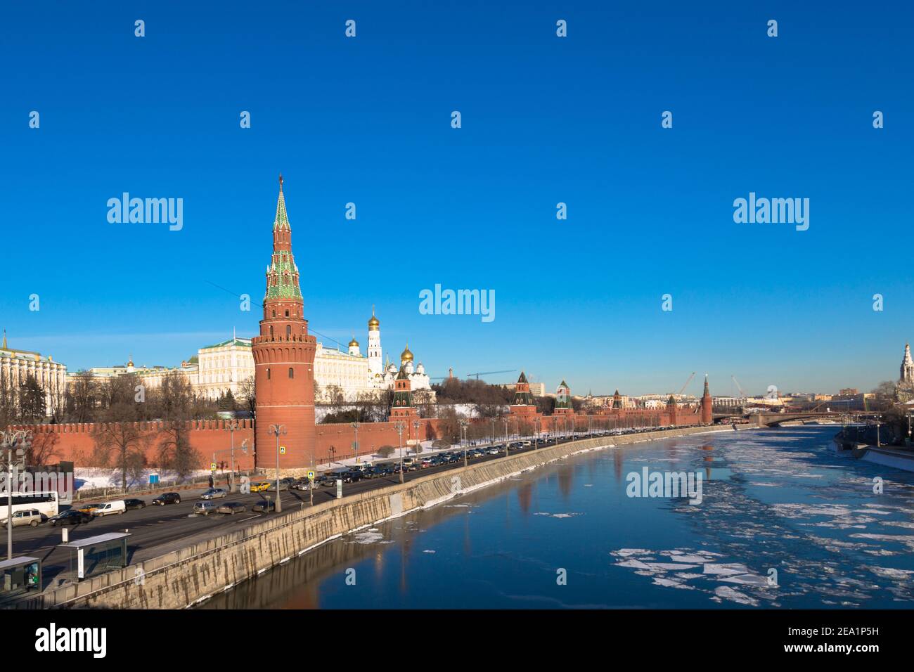 Roten Kremlmauer in Moskau (Russland). Gefrorenes Wasser in Moskau Fluss. Ufer der Moskwa Stockfoto