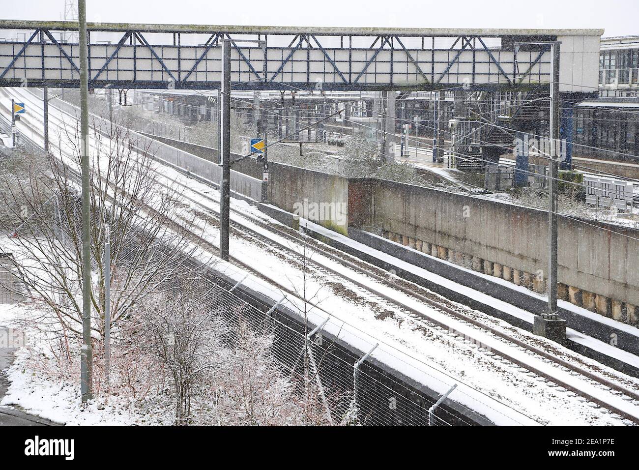 Ashford, Kent, Großbritannien. Februar 2021, 07. UK Wetter: Sturm Darcy trifft die Stadt Ashford in Kent. Eine gewisse Unterbrechung des Bahnverkehrs zwischen Ashford und Hastings mit Streichung der Züge. Foto-Kredit: Paul Lawrenson/Alamy Live Nachrichten Stockfoto