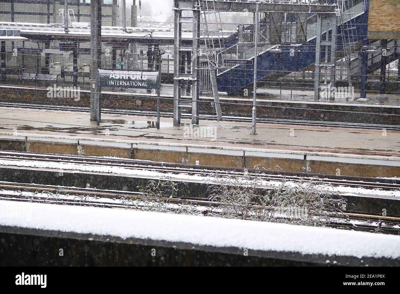 Ashford, Kent, Großbritannien. Februar 2021, 07. UK Wetter: Sturm Darcy trifft die Stadt Ashford in Kent. Eine gewisse Unterbrechung des Bahnverkehrs zwischen Ashford und Hastings mit Streichung der Züge. Foto-Kredit: Paul Lawrenson/Alamy Live Nachrichten Stockfoto