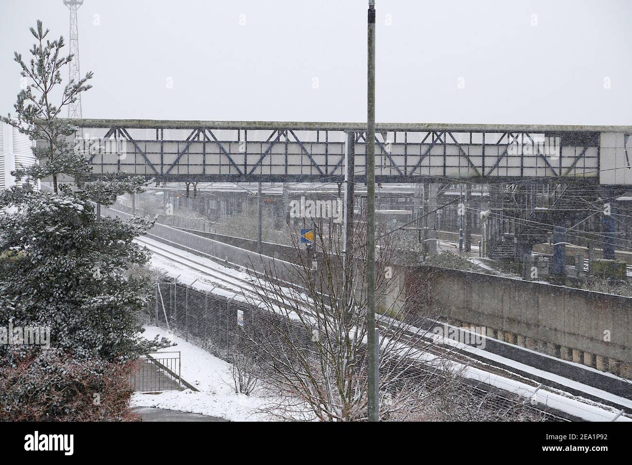 Ashford, Kent, Großbritannien. Februar 2021, 07. UK Wetter: Sturm Darcy trifft die Stadt Ashford in Kent. Eine gewisse Unterbrechung des Bahnverkehrs zwischen Ashford und Hastings mit Streichung der Züge. Foto-Kredit: Paul Lawrenson/Alamy Live Nachrichten Stockfoto