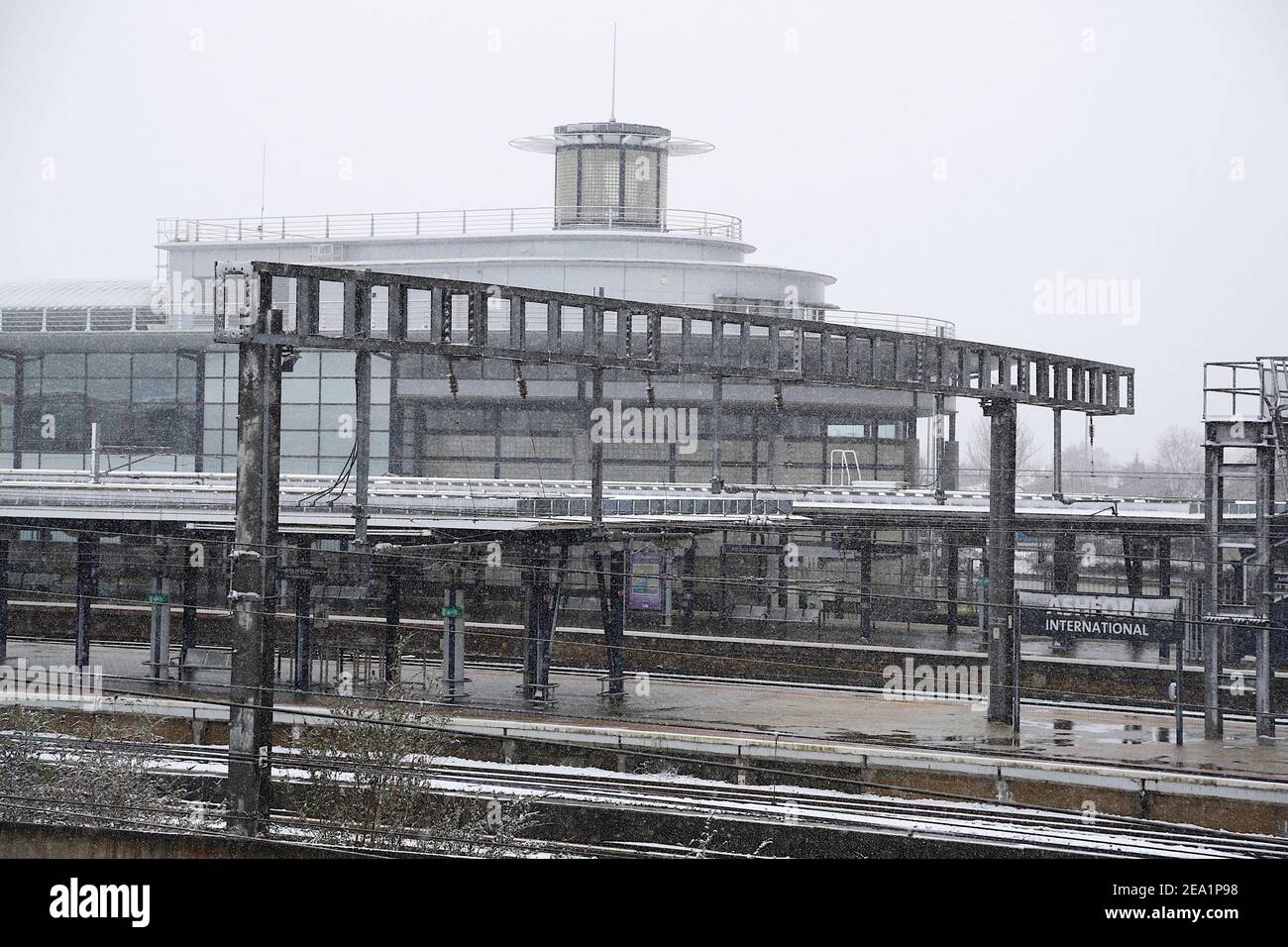 Ashford, Kent, Großbritannien. Februar 2021, 07. UK Wetter: Sturm Darcy trifft die Stadt Ashford in Kent. Eine gewisse Unterbrechung des Bahnverkehrs zwischen Ashford und Hastings mit Streichung der Züge. Foto-Kredit: Paul Lawrenson/Alamy Live Nachrichten Stockfoto