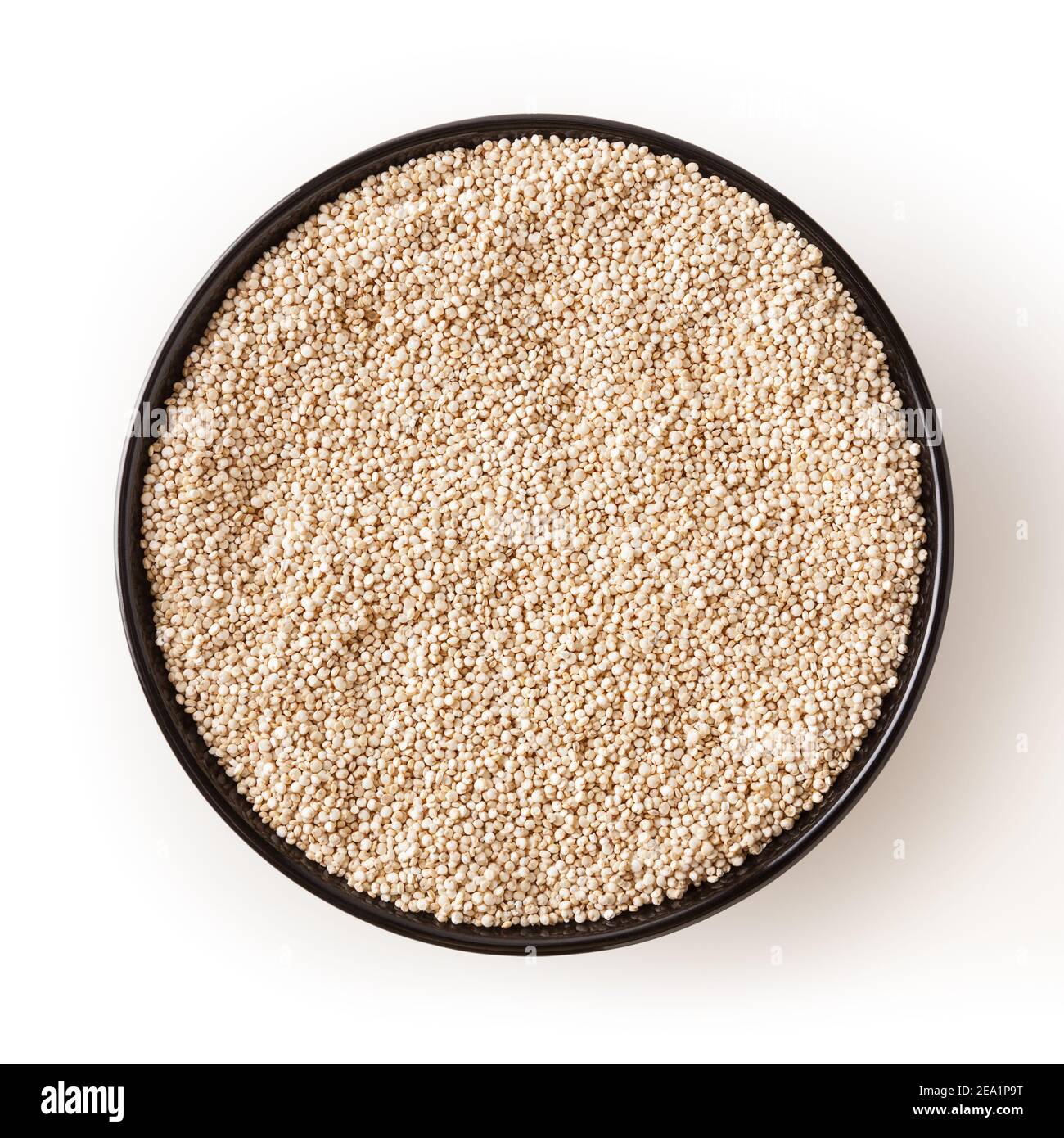 Getrocknete weiße Quinoa-Samen in schwarzer Schüssel isoliert auf weißem Grund mit Schneideweg Stockfoto