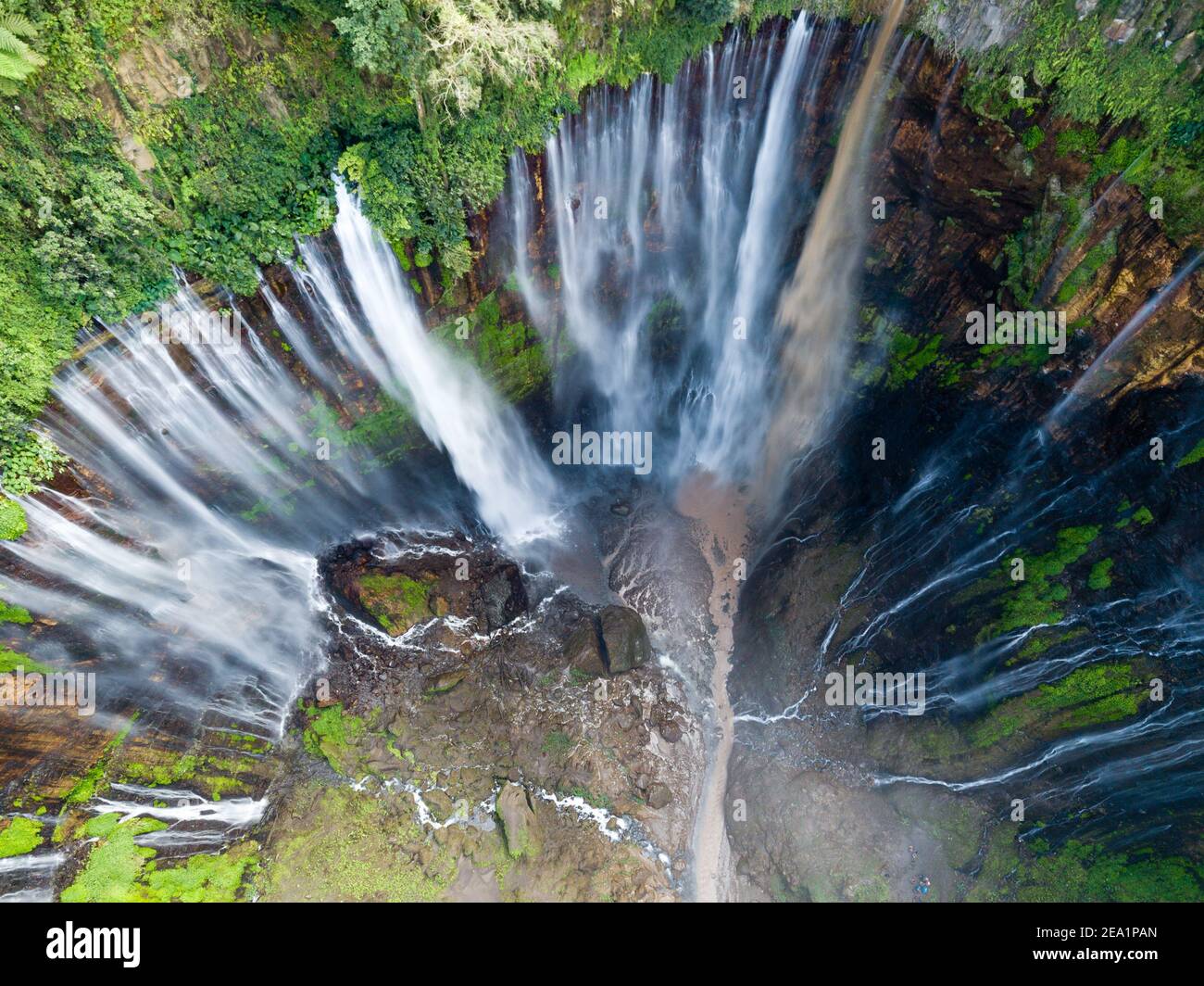 Atemberaubende Aussicht auf die Tumpak Sewu Wasserfälle auch als Amir Chupan Sewu bekannt. Tumpak Sewu Wasserfälle sind eine touristische Attraktion in Ostjava, Indonesien. Stockfoto