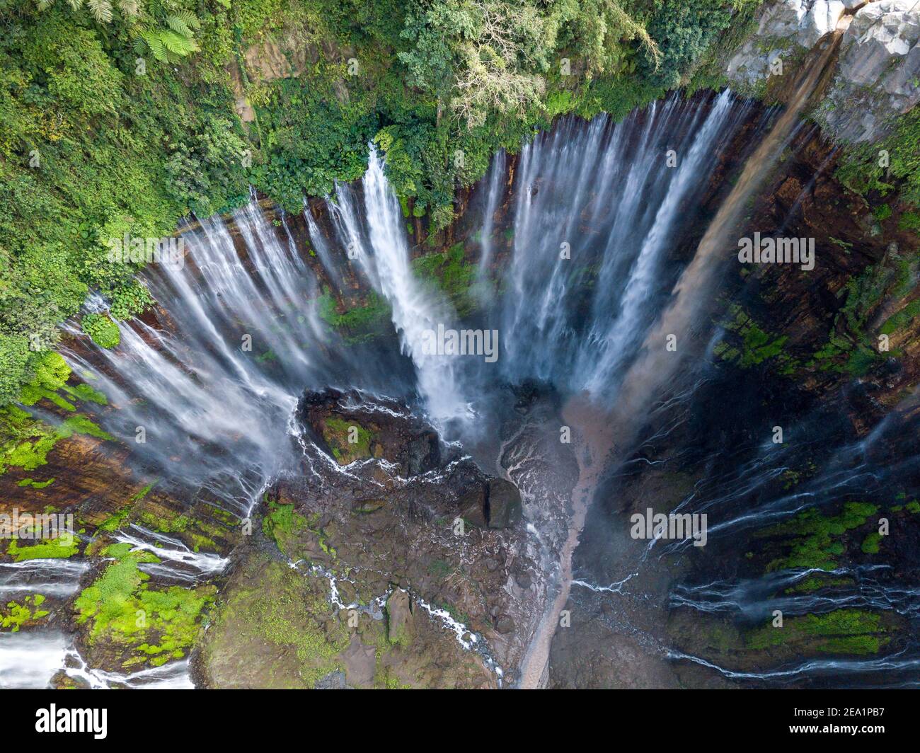 Atemberaubende Aussicht auf die Tumpak Sewu Wasserfälle auch als Amir Chupan Sewu bekannt. Tumpak Sewu Wasserfälle sind eine touristische Attraktion in Ostjava, Indonesien. Stockfoto