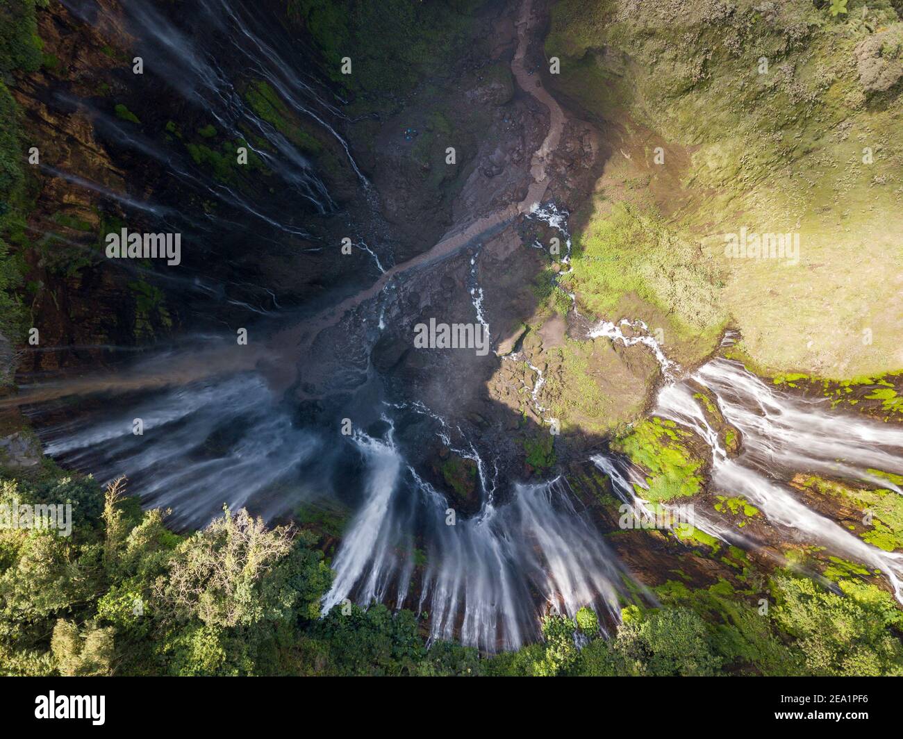 Atemberaubende Aussicht auf die Tumpak Sewu Wasserfälle auch als Amir Chupan Sewu bekannt. Tumpak Sewu Wasserfälle sind eine touristische Attraktion in Ostjava, Indonesien. Stockfoto