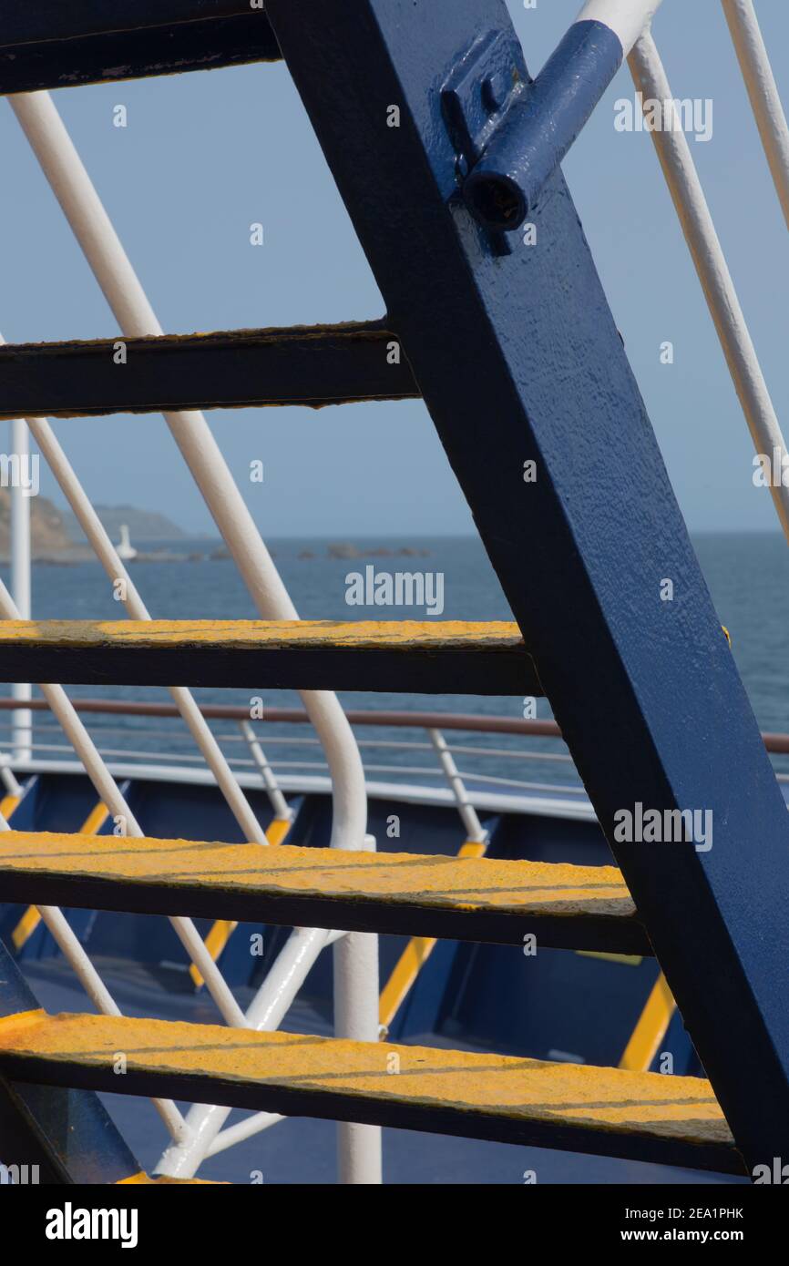 Ladderway auf der Cook Strait Fähre mit Sicherheitsmarkierungen und Reglementierungsgeländern in gutem Zustand. Rutschfeste Lauffläche. Stockfoto