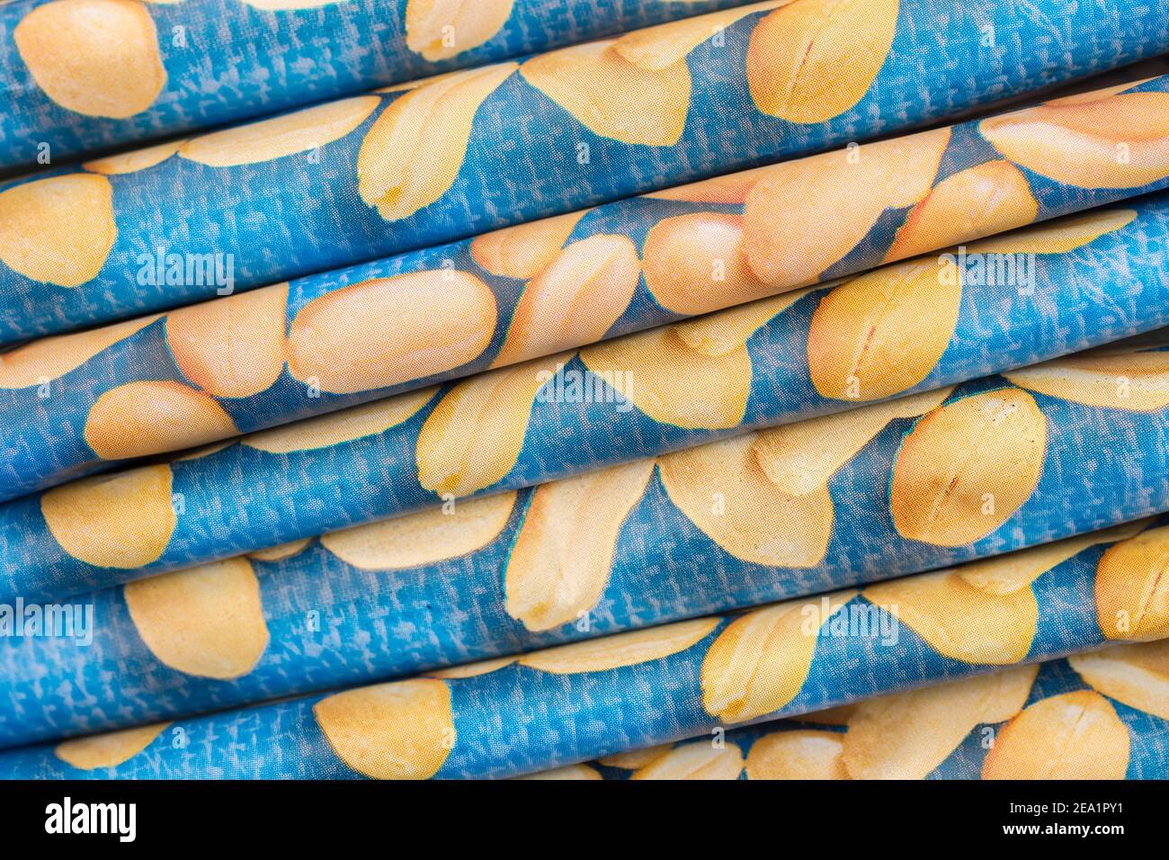 Nahaufnahme der Packungskanten von ASDA-eigenen gesalzenen Erdnüssen. Abstract für Erdnussallergien, Anaphylaxie, verpackte Lebensmittel, Stockfoto