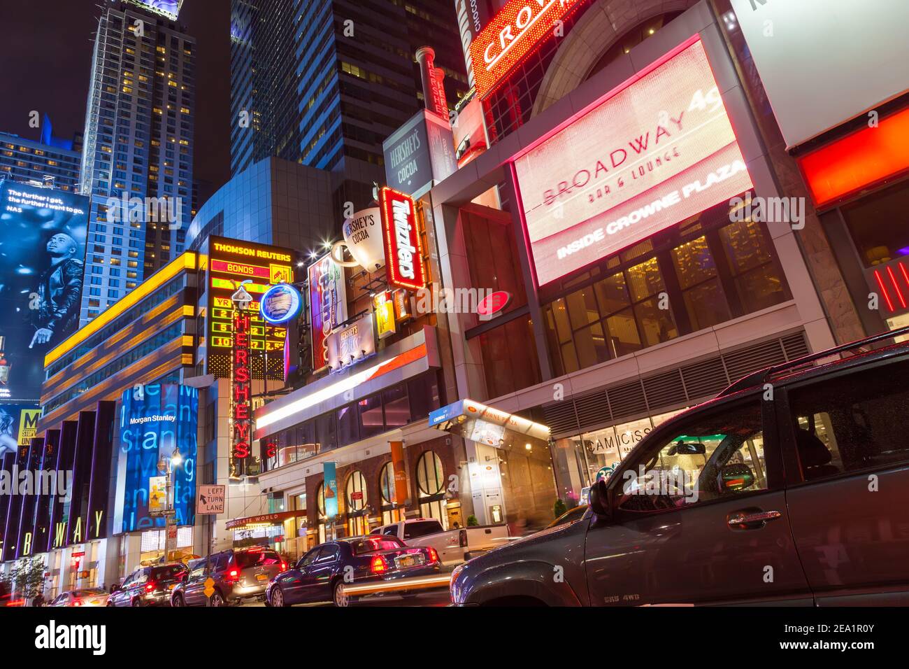 NEW YORK, USA - 20. SEPTEMBER 2013: night street Broadway in New York. taxi close-up, viele Menschen und Werbung outdoor Stockfoto