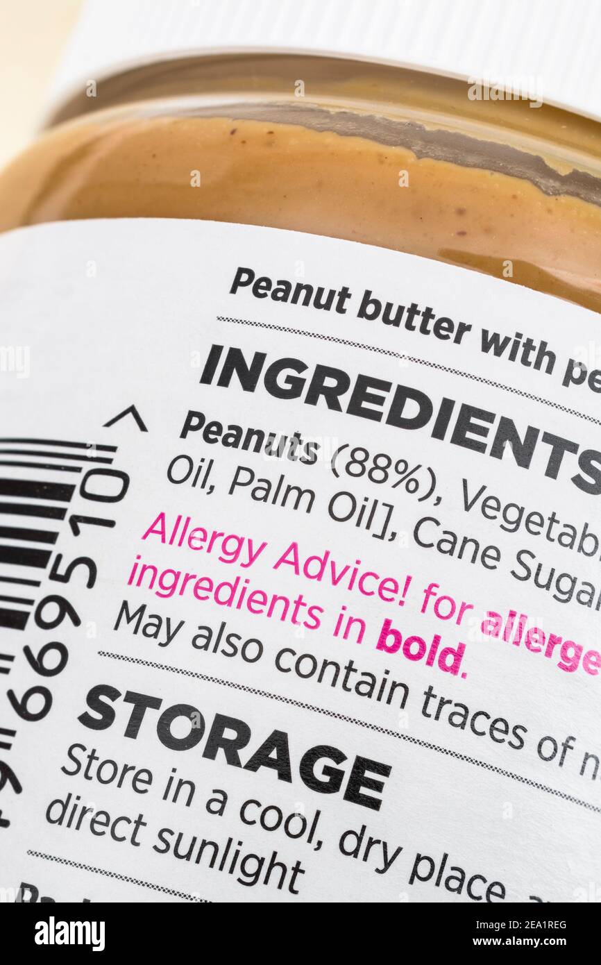 Plastikbehälter mit ASDA-Erdnussbutter. Für Lebensmittelzutaten-Etiketten, Nährwertkennzeichnung, Lebensmittelinformationen, Empfehlungen für Erdnussallergien, Kunststoffverpackungen. Stockfoto