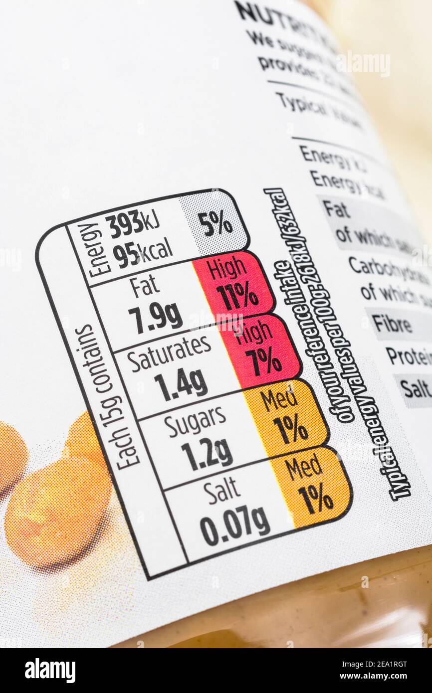 Kunststoffwanne mit ASDA-Eigenmarke Erdnussbutter. Für Lebensmittelzutaten Etiketten, Nährwertkennzeichnung, Lebensmittelfakten, Allergieberatung, Kunststoff-Lebensmittelverpackungen. Stockfoto