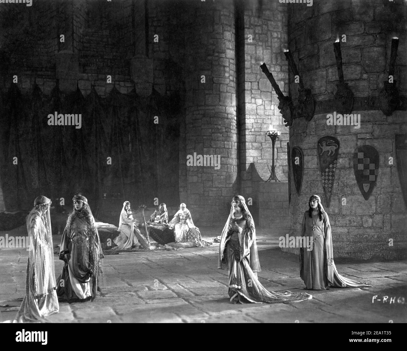 Schloss mit ENID BENNETT als Lady Marian Fitzwalter in ROBIN HOOD / AKA DOUGLAS FAIRBANKS IN ROBIN HOOD 1922 regisseur ALLAN DWAN Geschichte Douglas Fairbanks (als Elton Thomas) Betreuender Art Director Wilfred Buckland Assistant Art Directors Anton Grot Und William Cameron Menzies Bühnenbildner Lloyd Wright kostümiert Mitchell Leisen Douglas Fairbanks Bilder / United Artists Stockfoto