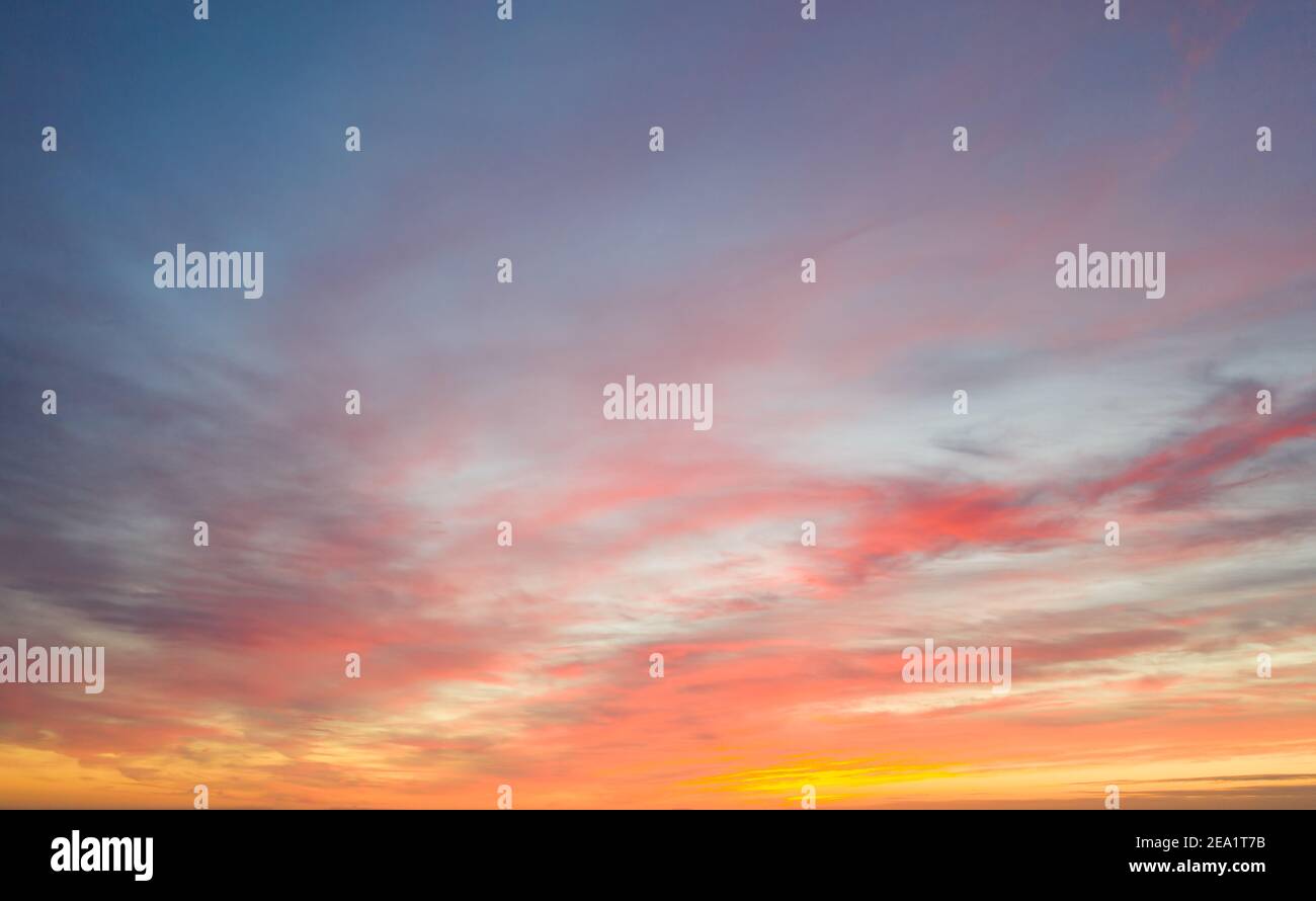 Ersatzhimmel zur Bearbeitung. Der Himmel ist klar, hoch blau und es kommen Wolken. Stockfoto