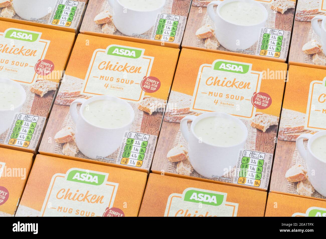 Ordentlich ausgerichtete ASDA-eigene Instant-Hühnersuppe in Kartons. Für UK Supermarkt Brand Wars, ASDA-Logo, Tasse Suppen, eigene Marke Lebensmittel. Stockfoto