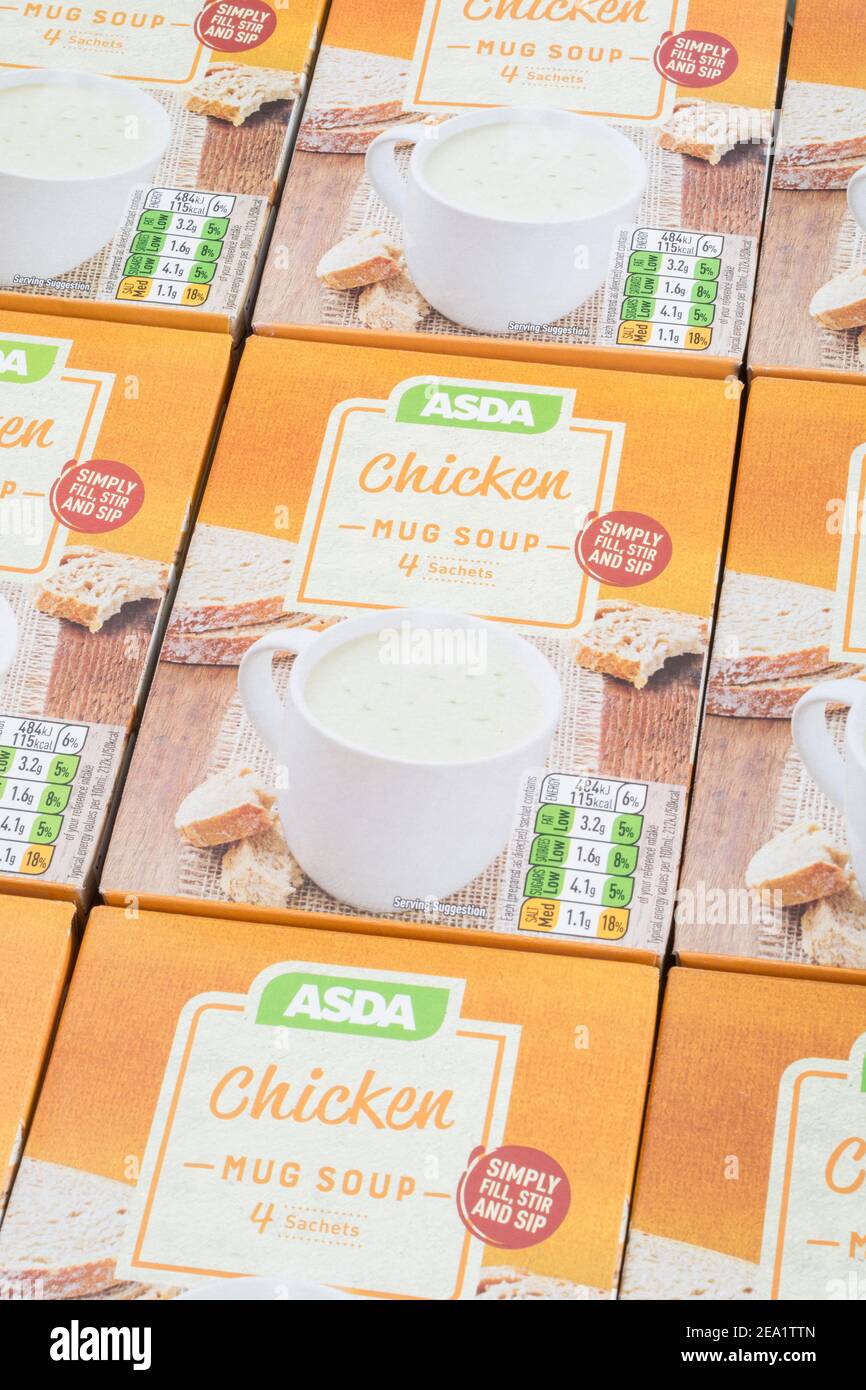 Ordentlich ausgerichtete ASDA-eigene Instant-Hühnersuppe in Kartons. Für UK Supermarkt Brand Wars, ASDA-Logo, Tasse Suppen, eigene Marke Lebensmittel. Stockfoto