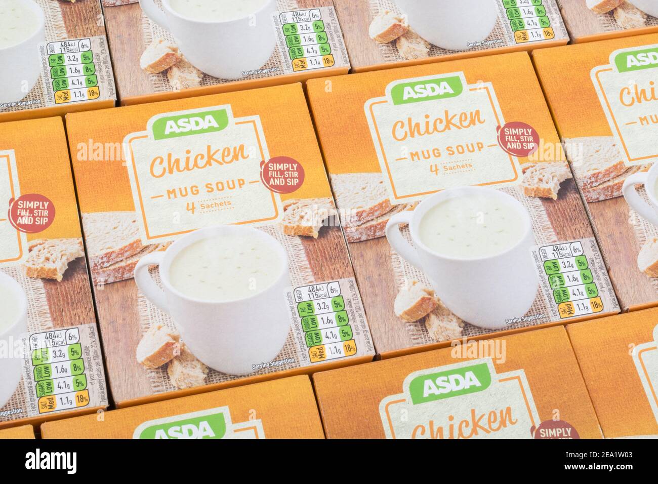 Ordentlich ausgerichtete ASDA-eigene Instant-Hühnersuppe in Kartons. Für UK Supermarkt Brand Wars, ASDA-Logo, Tasse Suppen, eigene Marke Lebensmittel. Stockfoto