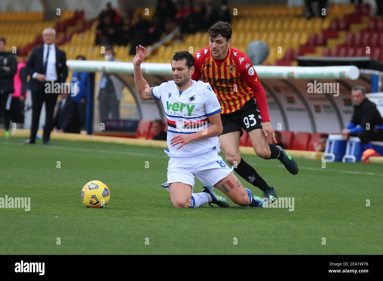 Antonio Candreva (UC Sampdoria) und Federico Barba (Benevento Calcio) während der Serie A Fußballspiel zwischen Benevento - Sampdoria, Stadio Ciro Vigorito am 07. Februar 2021 in Benevento Italien / LM Stockfoto