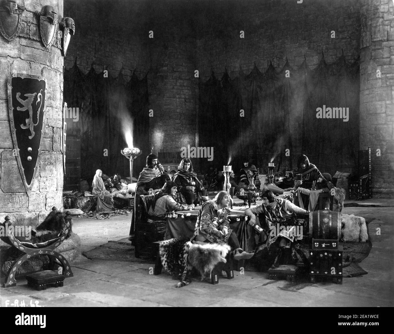 Schloss Set mit SAM DE GRASSE als Prinz John in ROBIN HOOD / AKA DOUGLAS FAIRBANKS IN ROBIN HOOD 1922 regisseur ALLAN DWAN Geschichte Douglas Fairbanks (als Elton Thomas) Betreuender Art Director Wilfred Buckland Assistant Art Directors Anton Grot Und William Cameron Menzies Bühnenbildner Lloyd Wright kostümiert Mitchell Leisen Douglas Fairbanks Bilder / United Artists Stockfoto