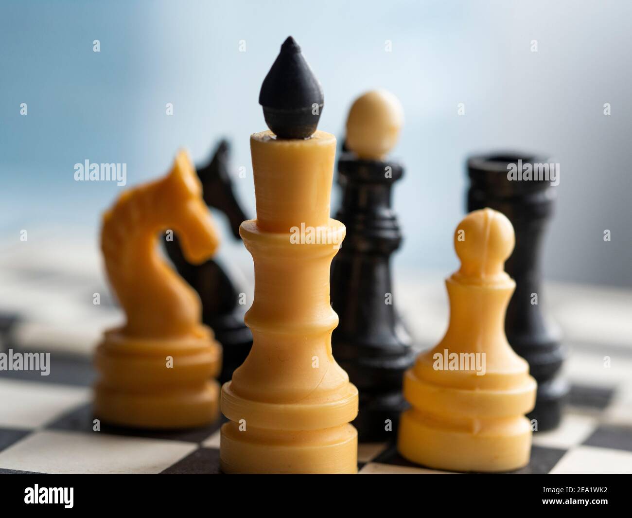 Schachfiguren. Weißer König, Ritter und Bauer im Vordergrund Stockfoto