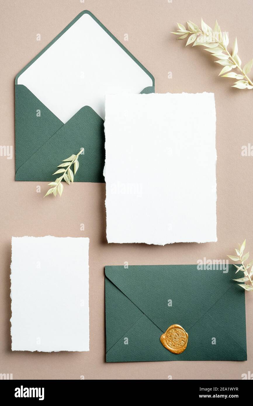 Vintage Hochzeit Schreibwaren Draufsicht. Flache grüne Umschläge mit Wachs-Siegel-Stempel, leere Papierkarten, getrocknete Blumen. Design mit Hochzeitseinladung. Stockfoto