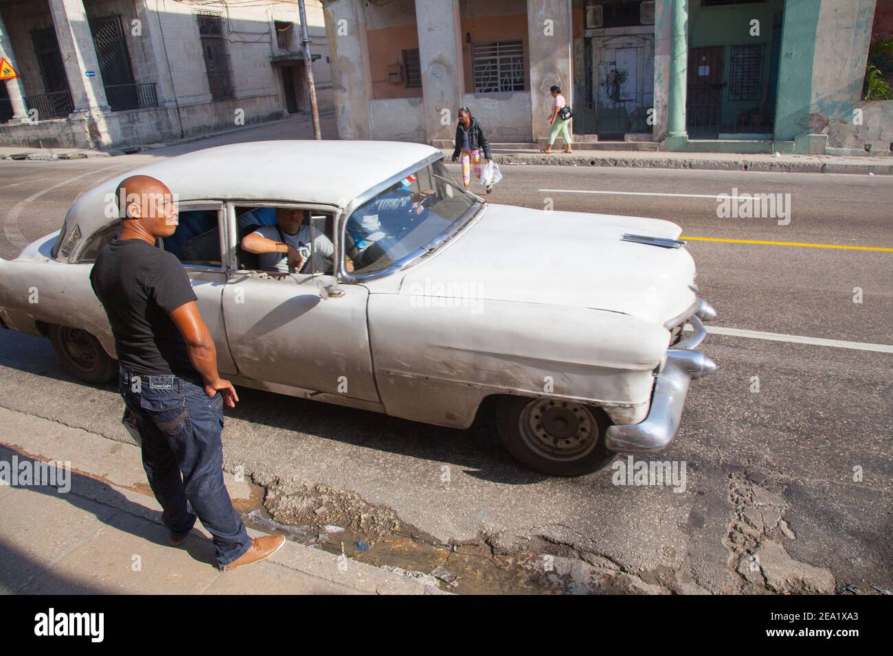 HAVANNA, KUBA - 03 06 2013: Unbekannter Kubaner in der Nähe eines Retro-Taxis auf den Straßen eines gefährlichen Gebietes von Serrra Stockfoto