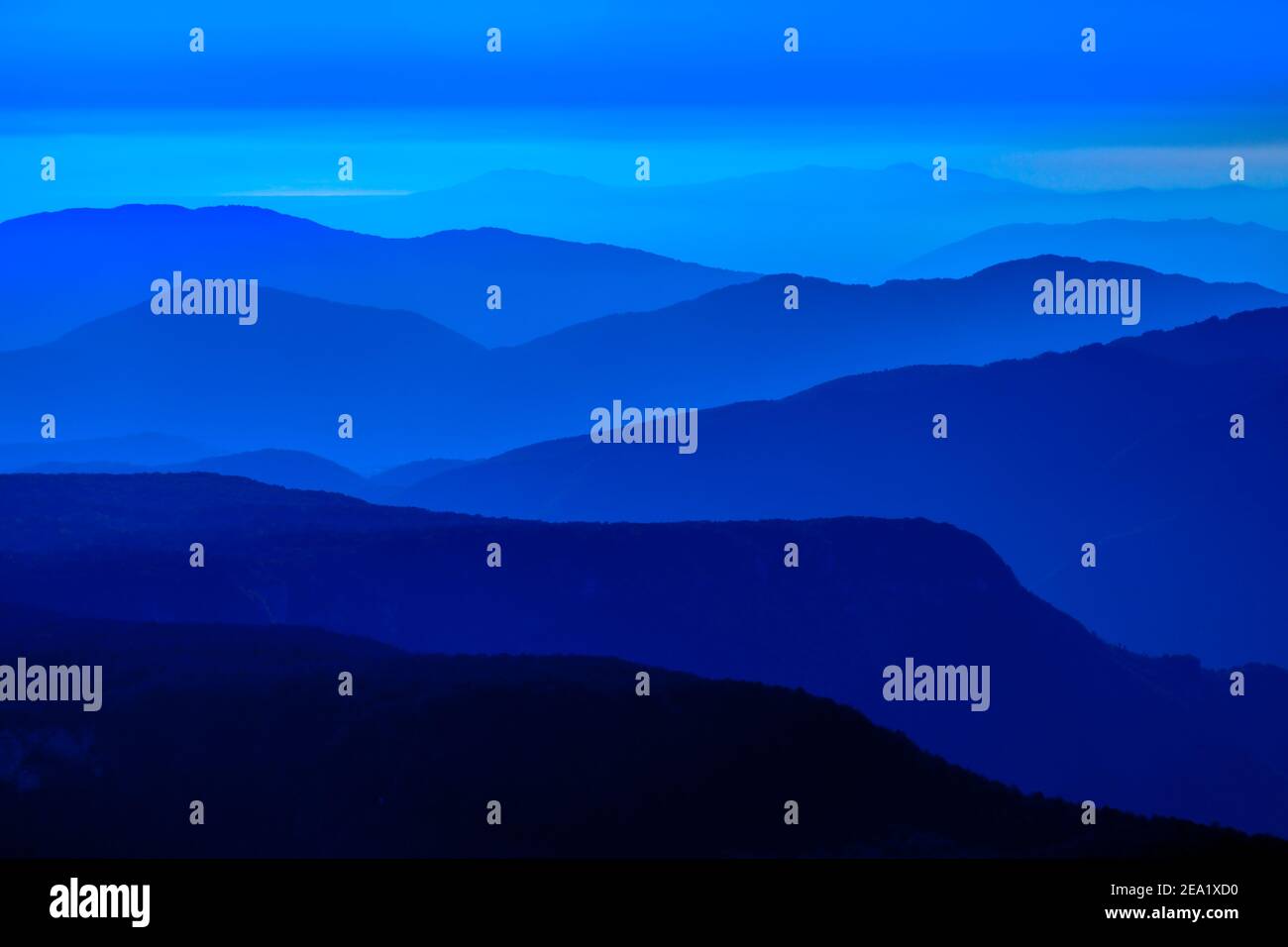 Nebliger Blick auf die Apenninen-Bergkette Stockfoto