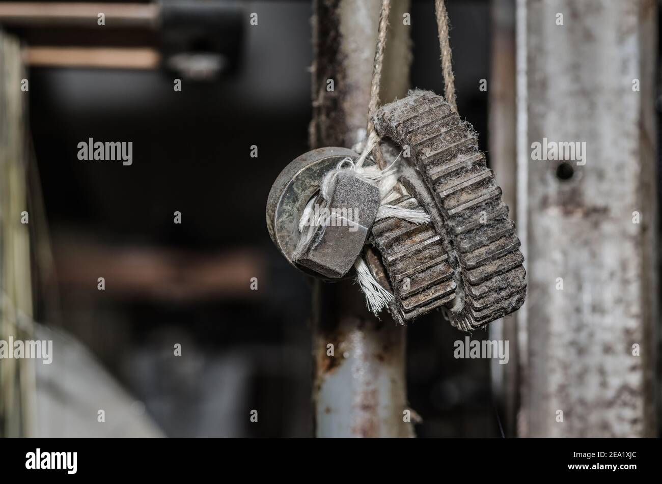 Gewicht mit Zahnrädern im alten Werk Stockfoto