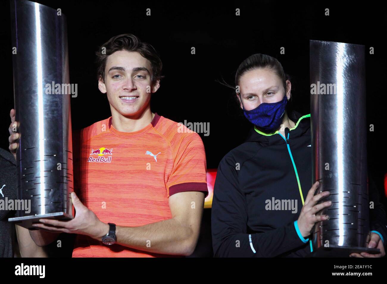 Armand Duplantis aus Schweden und Holly Bradshaw aus Großbritannien feiern während der Perche Elite Tour Rouen 2021, Pole Vault Event am Feb / LM Stockfoto