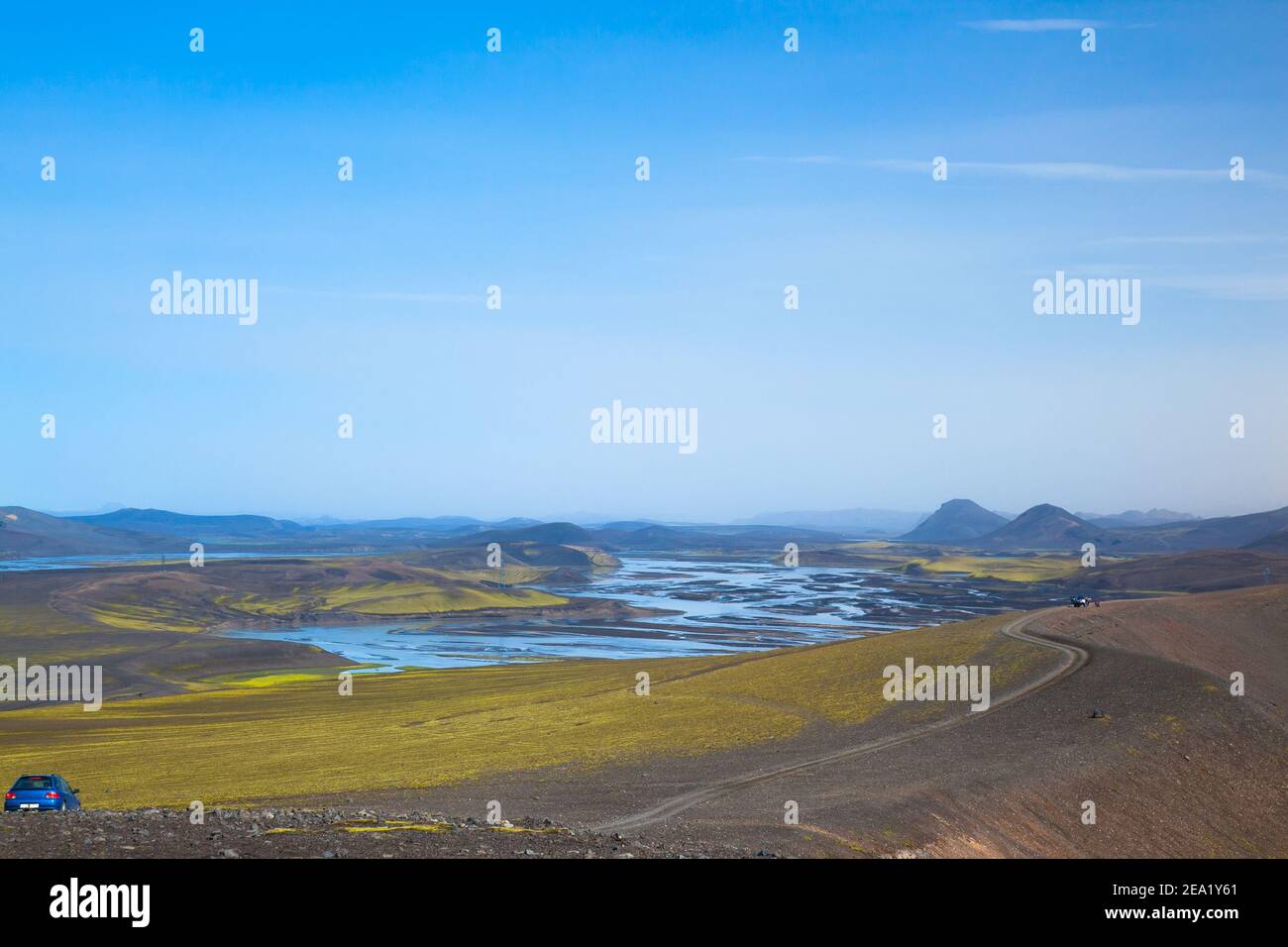 Eine Erdstraße im Sommer in island. In der Nähe des Sees Myvatn. Blauer Himmel an sonnigen Tagen Stockfoto