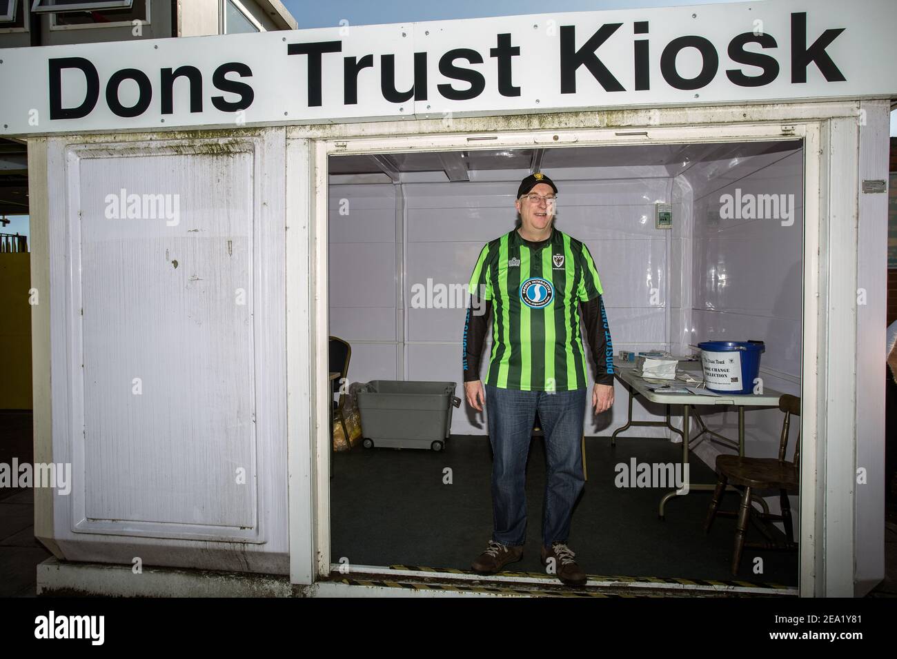 KINGSTON UPON THAMES, VEREINIGTES KÖNIGREICH - der Dons Trust Kiosk vor dem AFC Wimbledon gegen Bury Spiel. Stockfoto