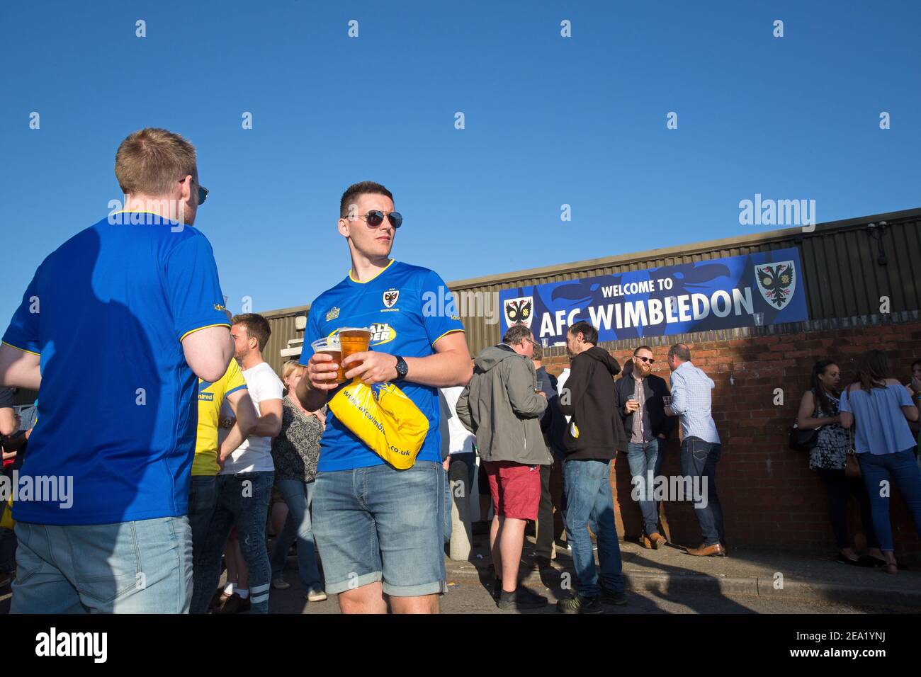 AFC Wimbledon-Fans trinken Bier vor dem Spiel im AFC Wimbledon Football Club, England. Stockfoto