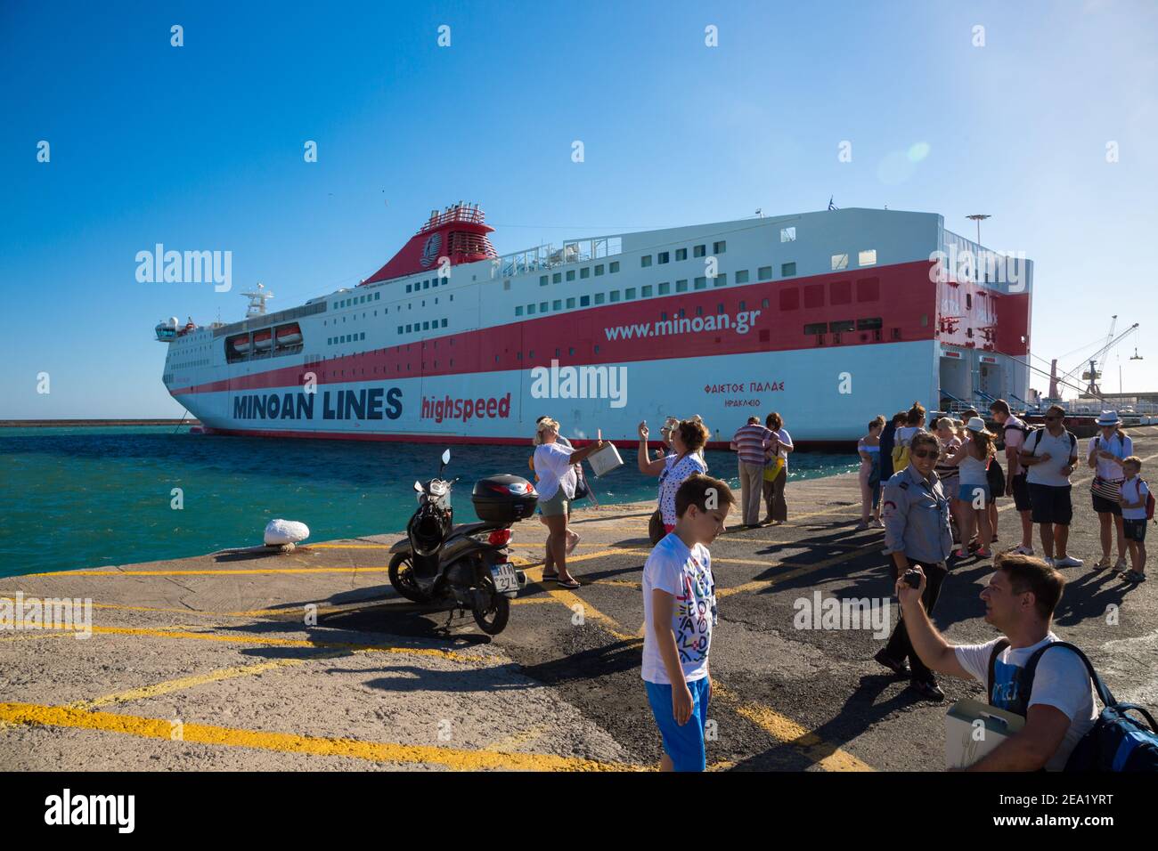 Rethymno, Kreta - 06. Juli 2017: Fähre in Kreta. Landung. Kreuzfahrtschiffe im Hafen Stockfoto