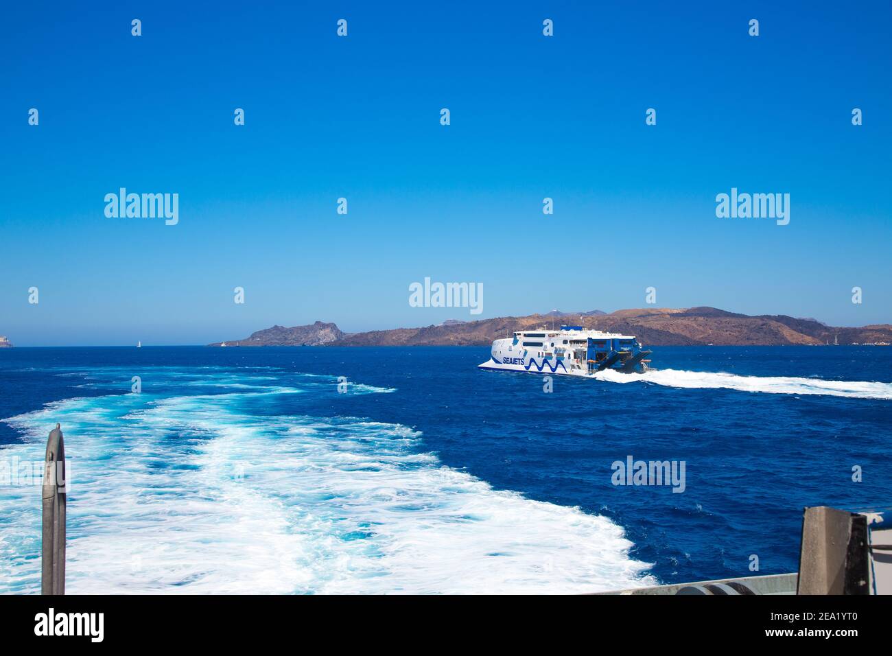 Santorini, Kreta - 07. Juli 2017: Weiße Fähre Boot seajets cruis auf Hintergrund Insel Santorini e in Kreta im Meer Stockfoto