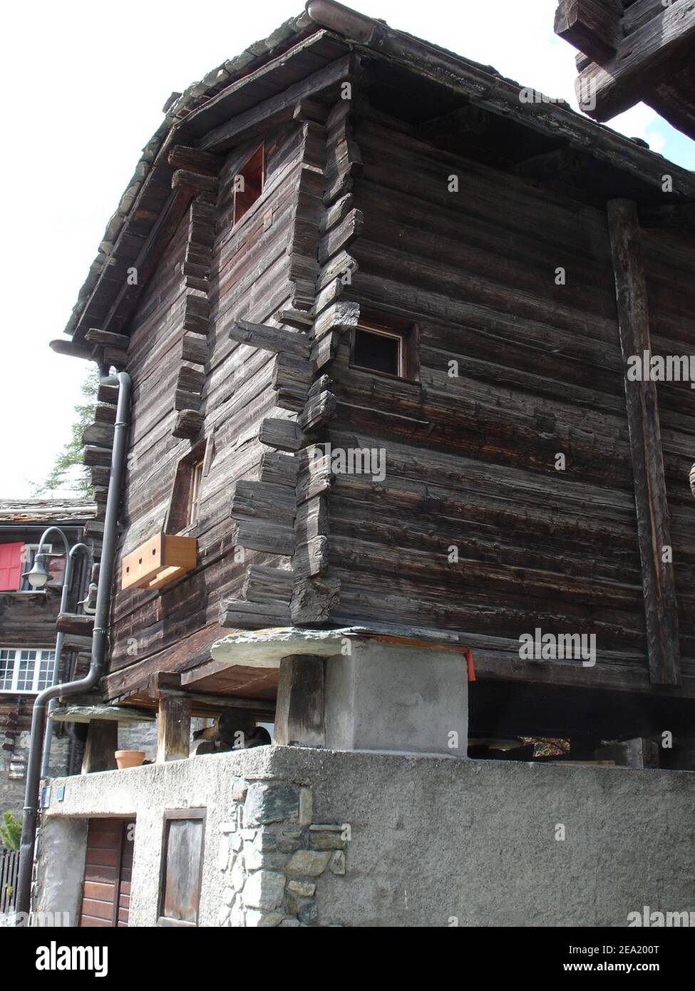 Staude unterstützen Schweizer Häuser, Getreidespeicher und Lagerhütten und schützen den Inhalt vor Ungeziefer und Feuchtigkeit. Stockfoto