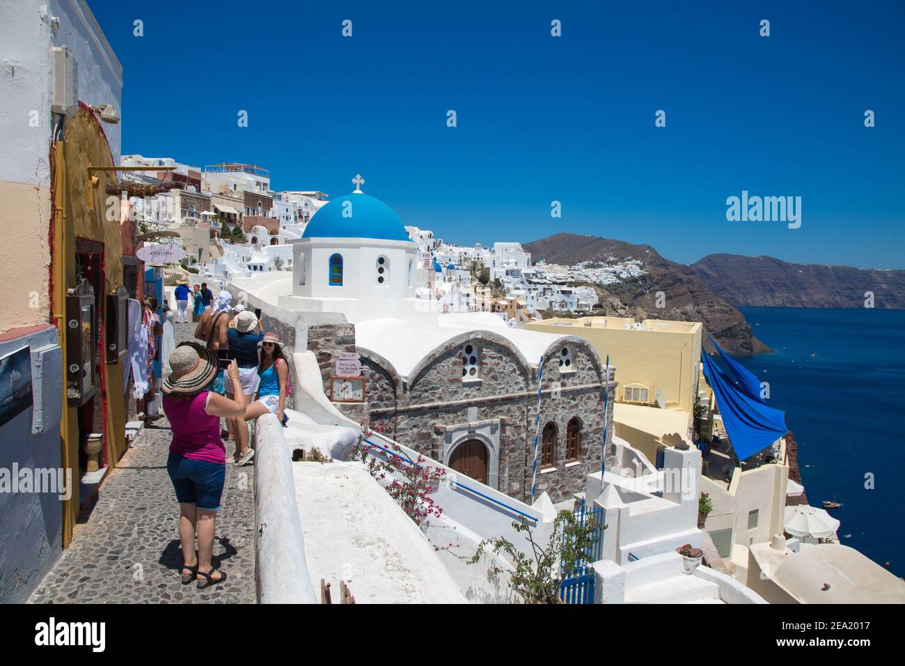 Santorini, Griechenland - 07. Juli 2017: Menschen (Touristen) machen Fotos auf dem Hintergrund blaue Kuppel der Kirche Stockfoto