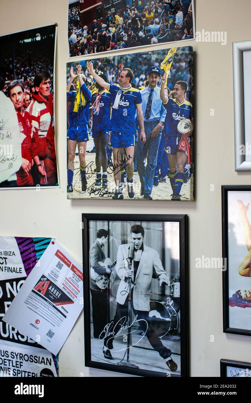 Fußballmemorabilien und Poster an der Wand im Büro des Fußballvereins AFC Wimbledon, England Stockfoto